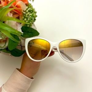 Guess sunglasses. Beautiful white and gold frame. Perfect condition noscratches.